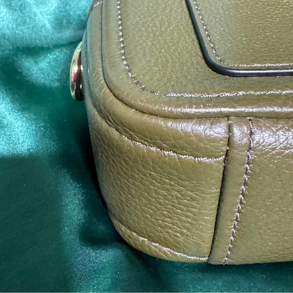 Marc Jacobs The Softshot 17 Leather Crossbody Bag in olive green - Picture 5 of 9